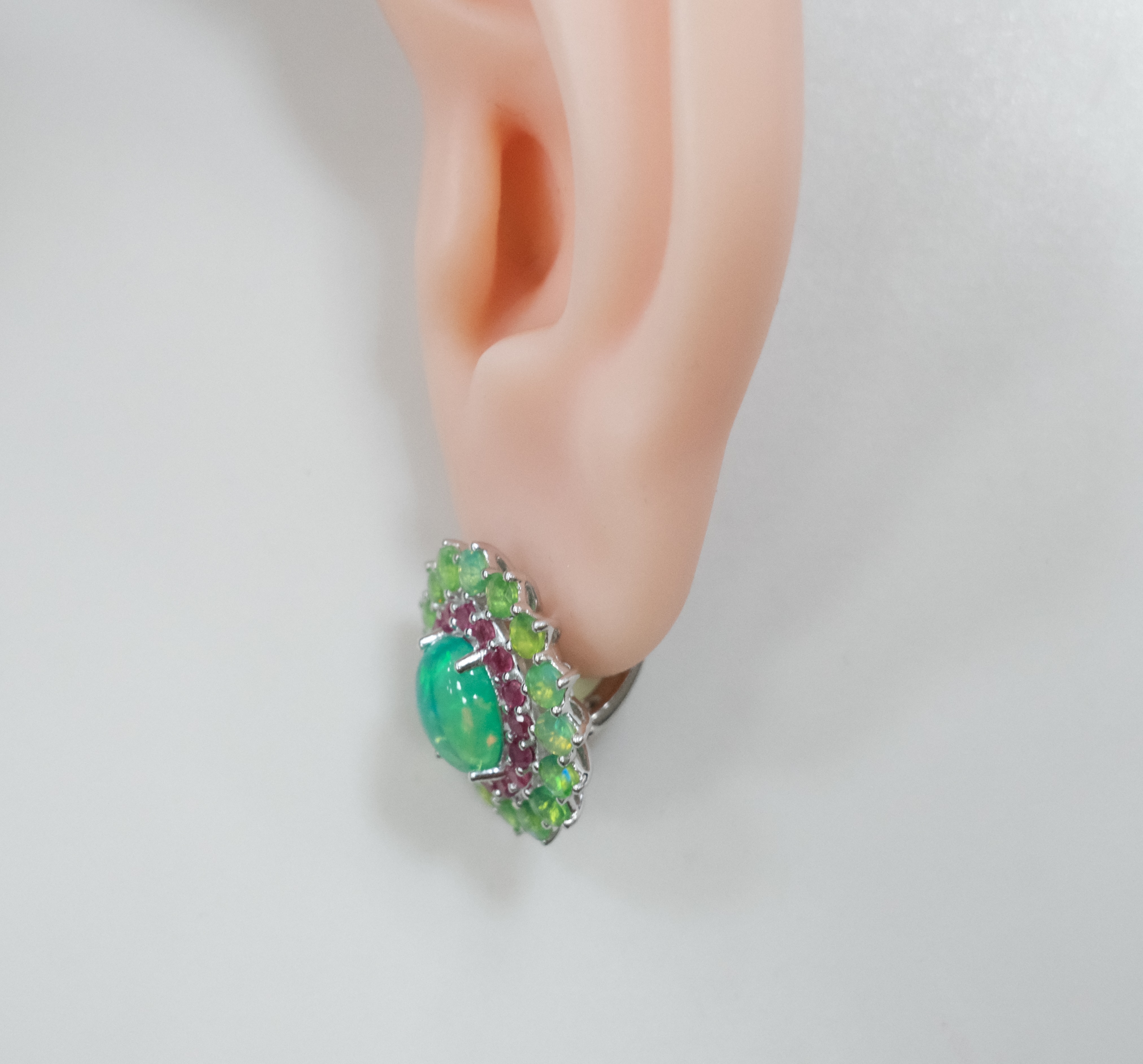 Серебряные серьги с зелеными опалами